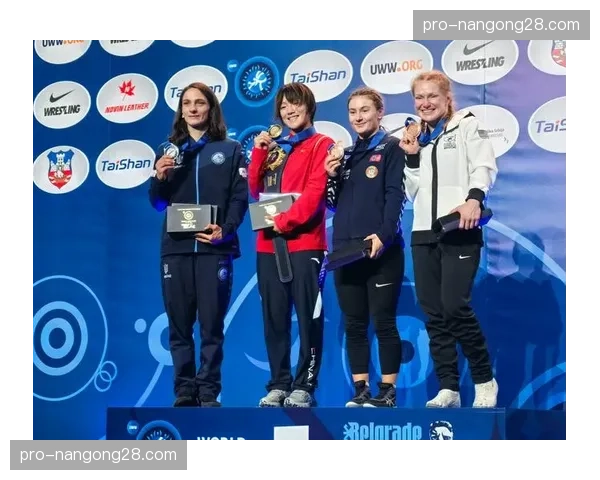 金牌背后的泪水：镜头对准BMX世锦赛新科冠军赛后与家人的拥抱瞬间